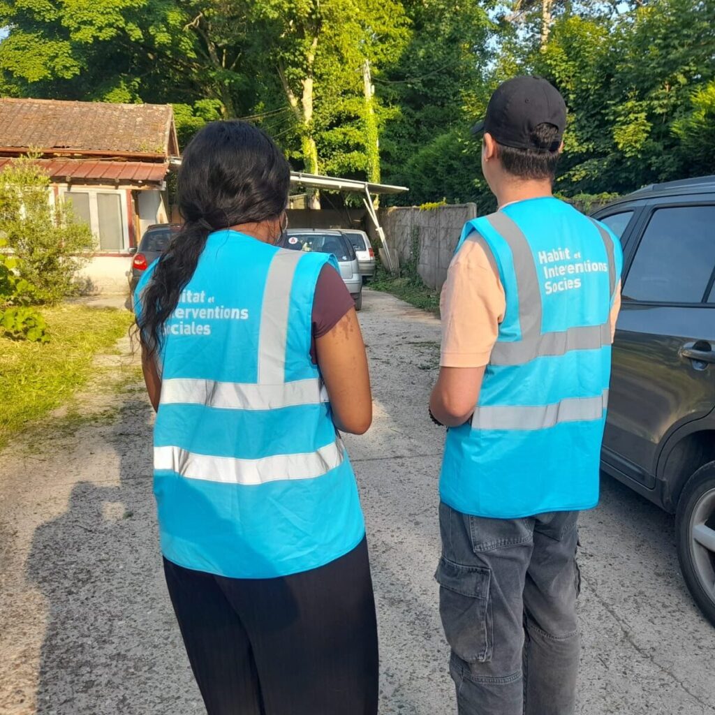 Deux agents portant un gilet GIP HIS lors d’une intervention auprès de ménages