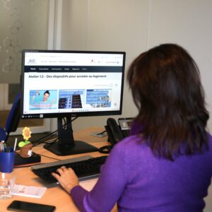 Plateforme Ressources du GIP Habitat et Interventions Sociales Une personne consulte la plateforme ressources en ligne du GIP HIS