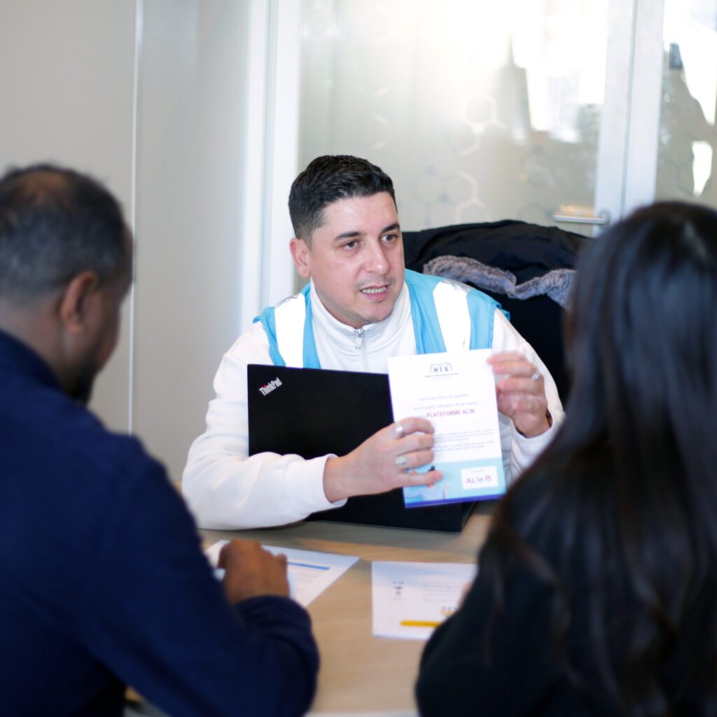 Photo d'un agent du GIP HIS en entretien avec des personnes accompagnées