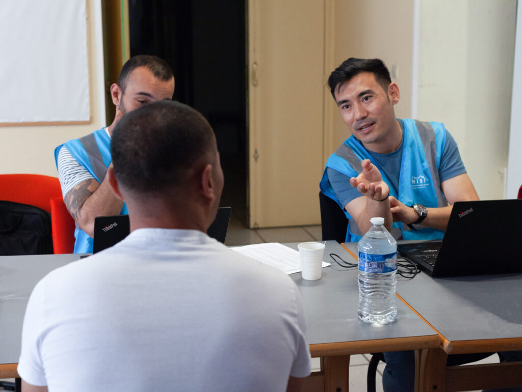 Photo avec deux agents de l'équipe IRF qui reçoivent une personne accompagnée